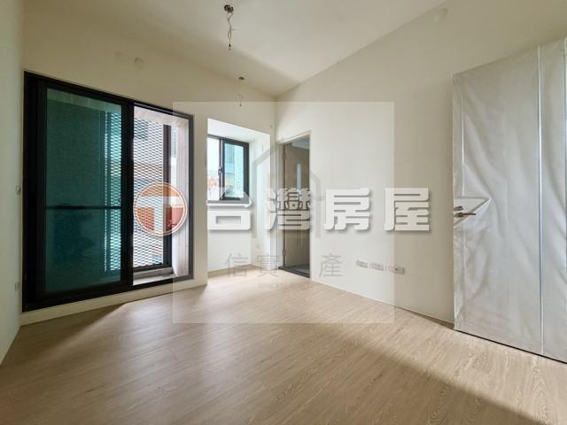 亞大醫院全新未住雙車電梯別墅，房間｜光線灑落的角落